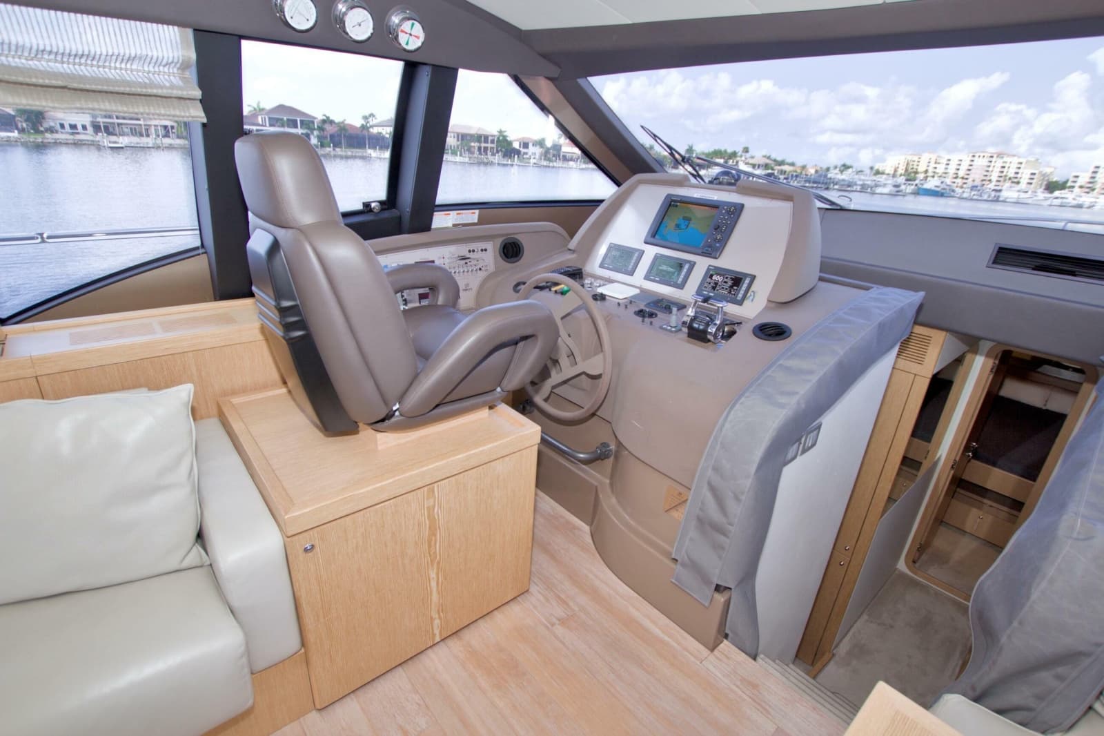 2014 Ferretti Yachts 620