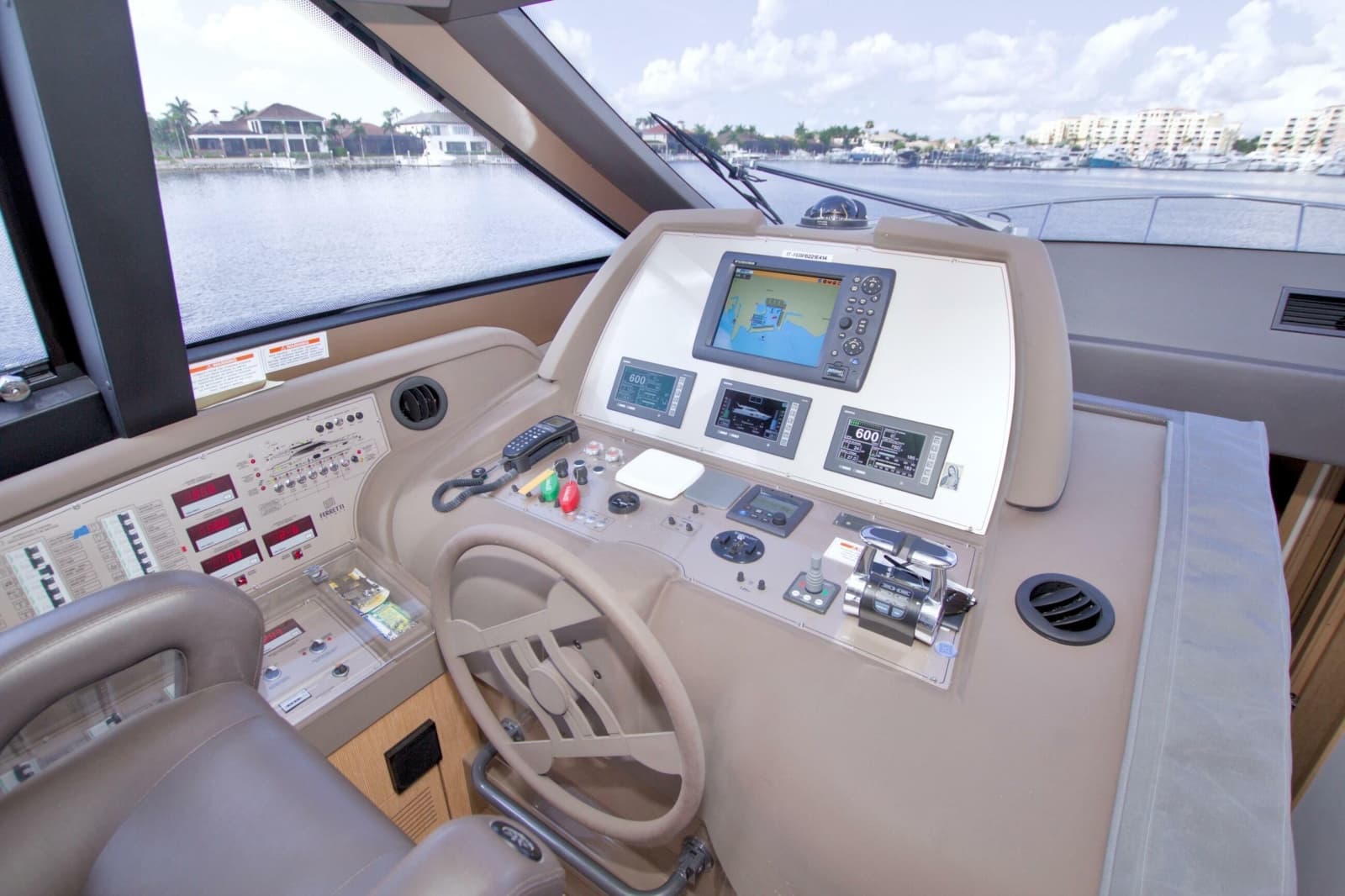 2014 Ferretti Yachts 620