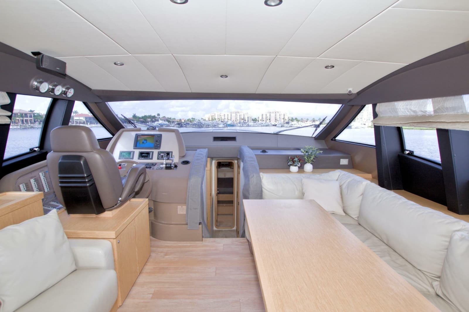 2014 Ferretti Yachts 620