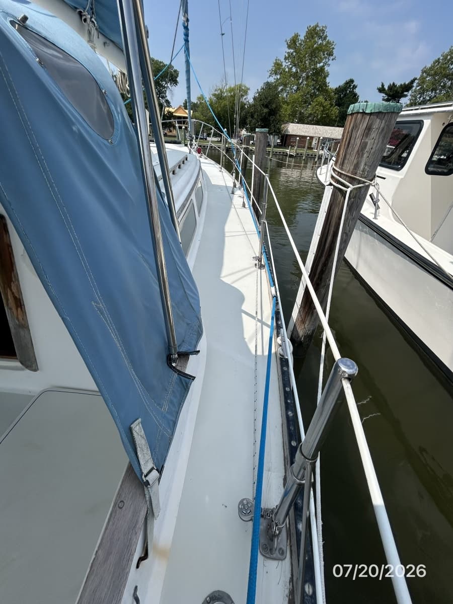 35' Pearson starboard side deck