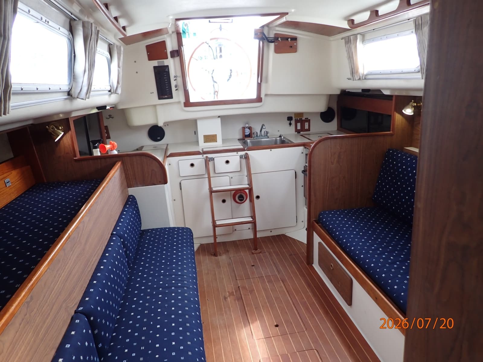 35' Pearson salon aft