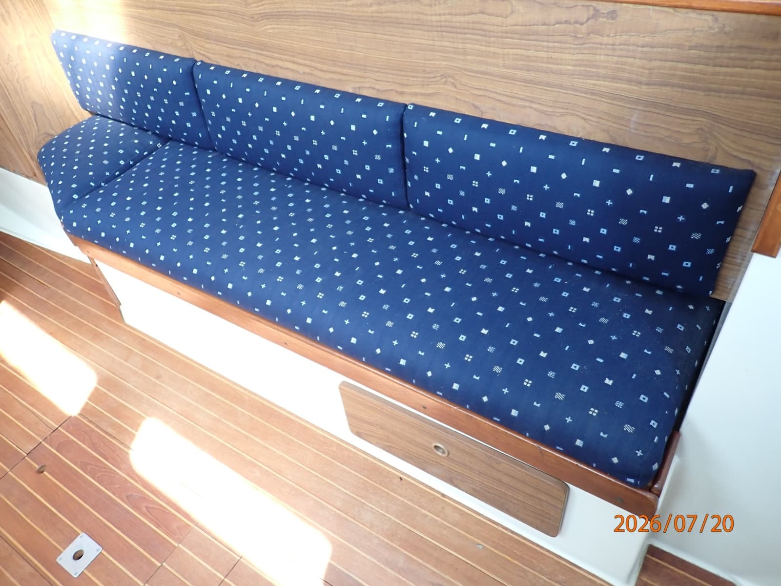 35' Pearson salon starboard seating