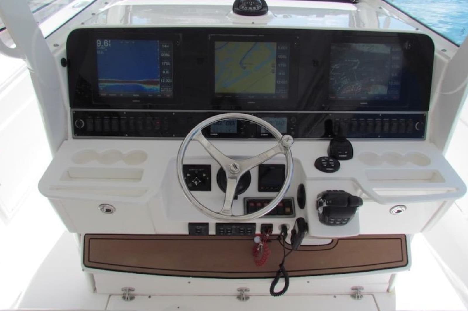 2016 Everglades 435 Center Console