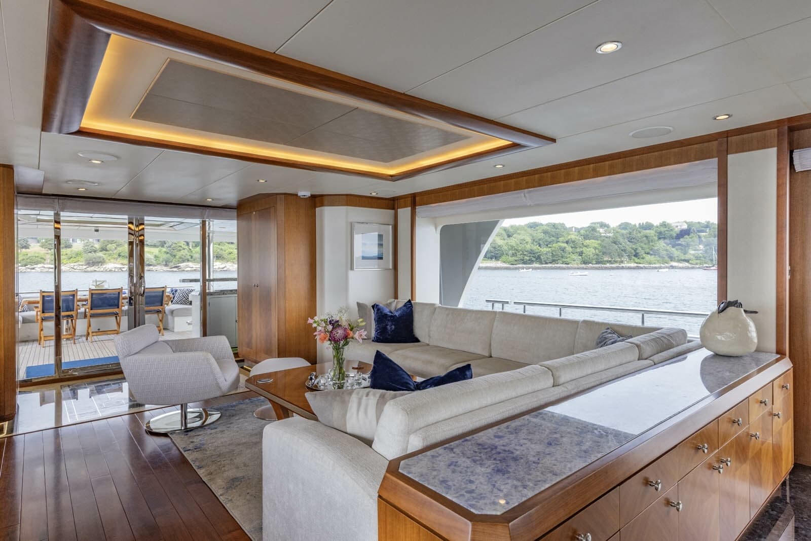 Salon Looking Aft