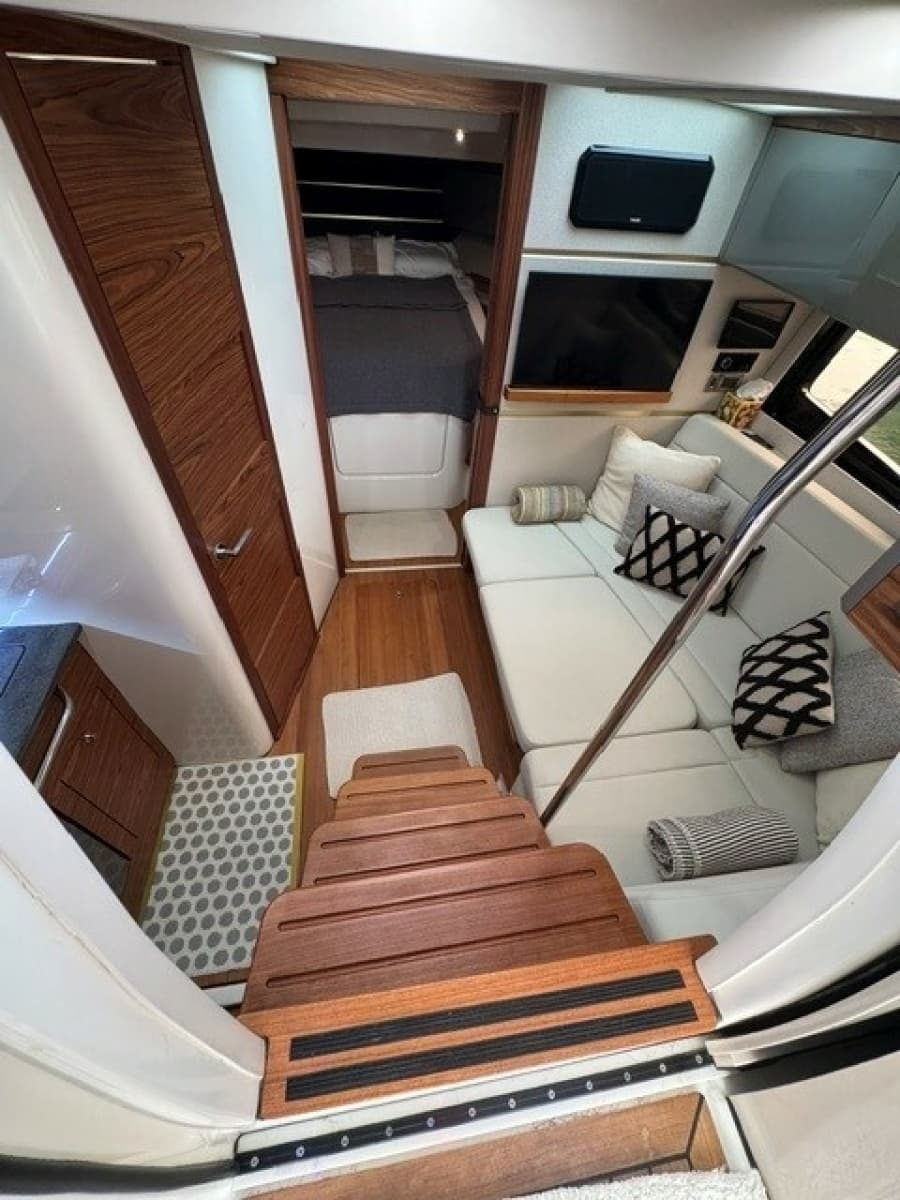 2021 Boston Whaler 405 Conquest