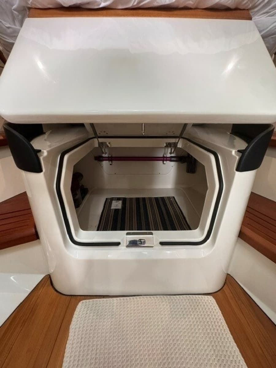 2021 Boston Whaler 405 Conquest