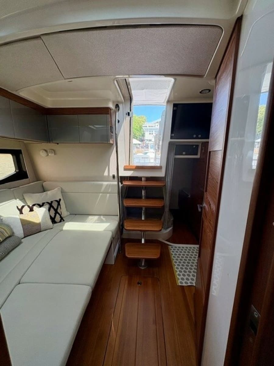 2021 Boston Whaler 405 Conquest
