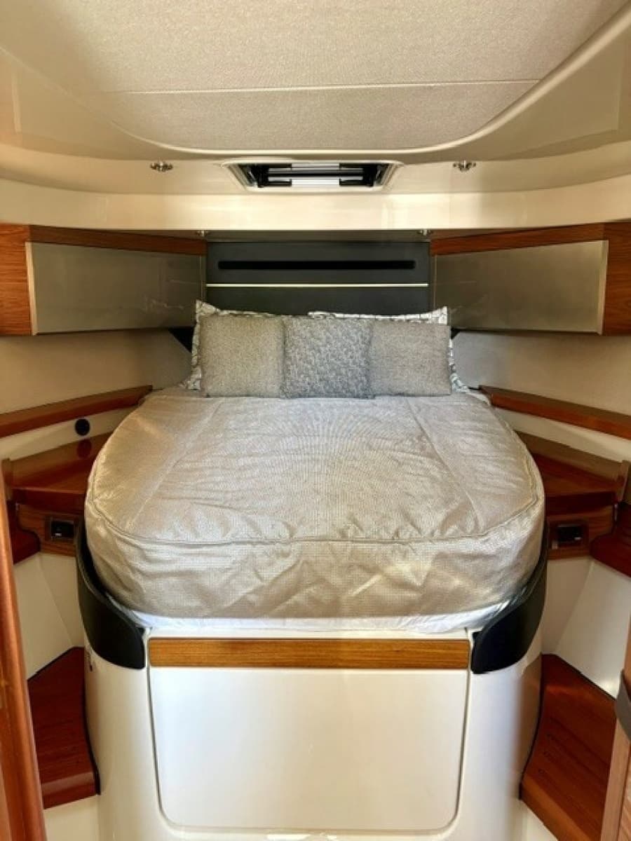 2021 Boston Whaler 405 Conquest