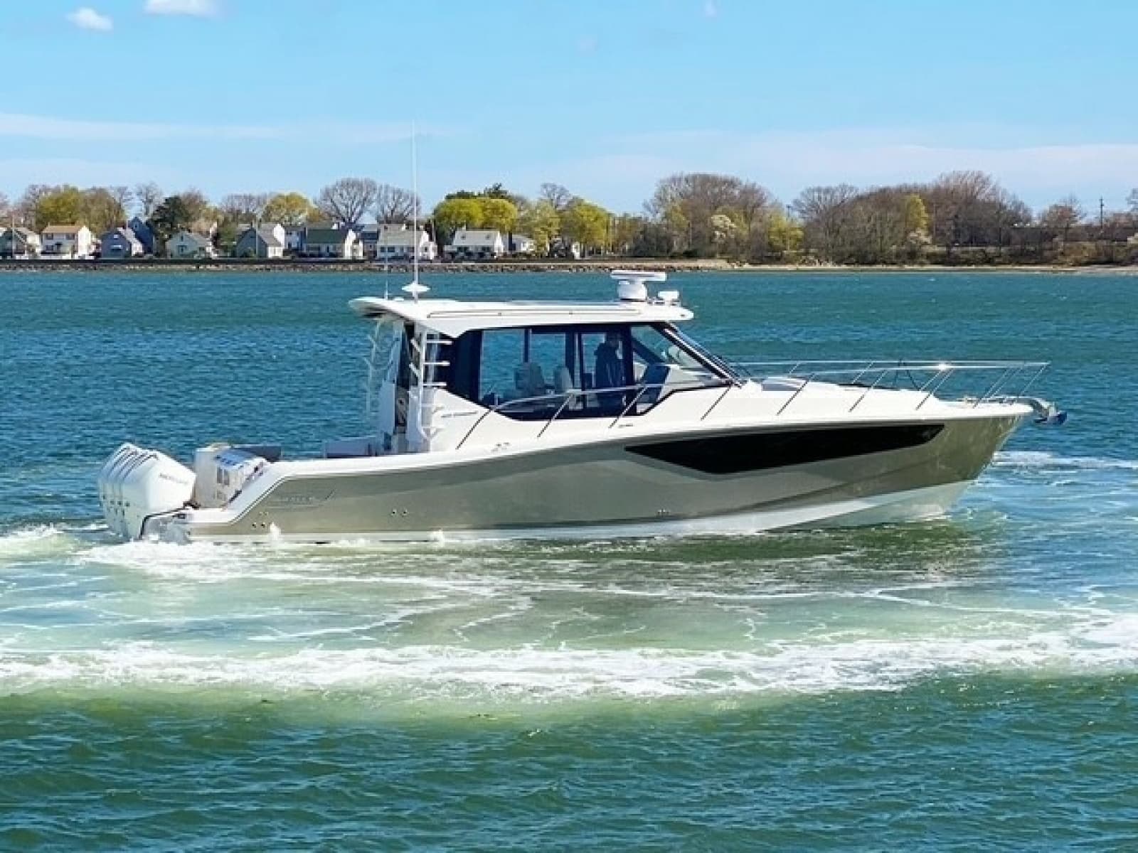 2021 Boston Whaler 405 Conquest