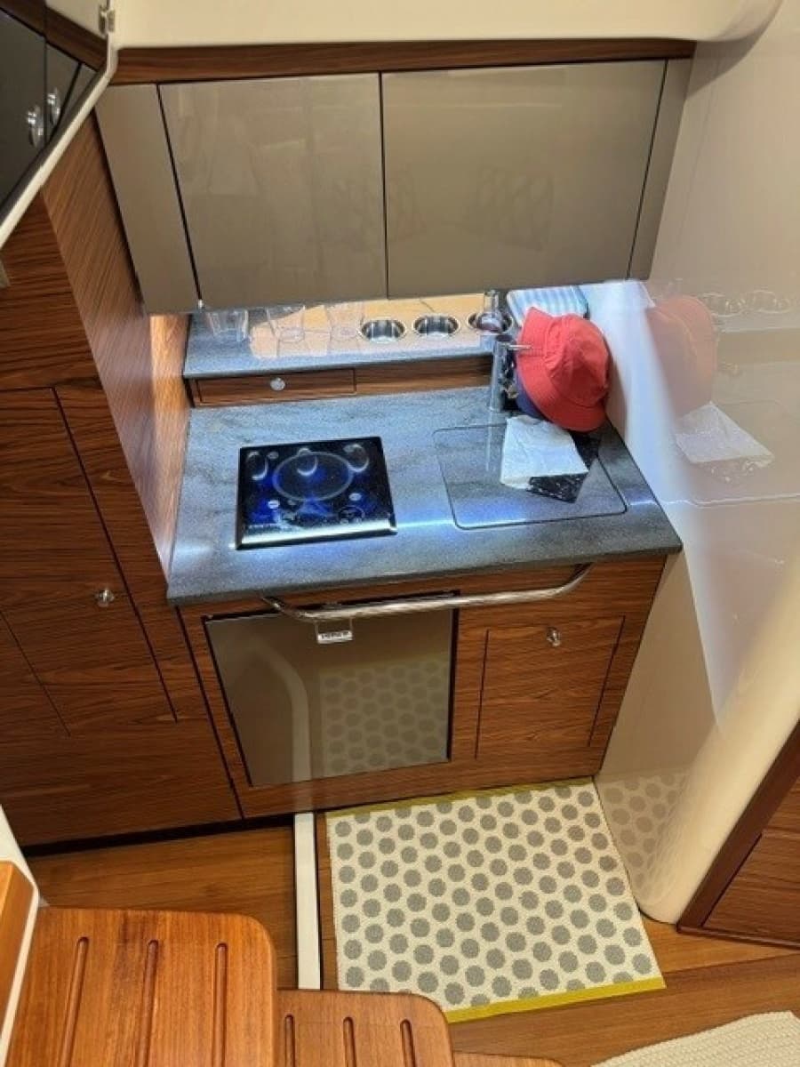 2021 Boston Whaler 405 Conquest