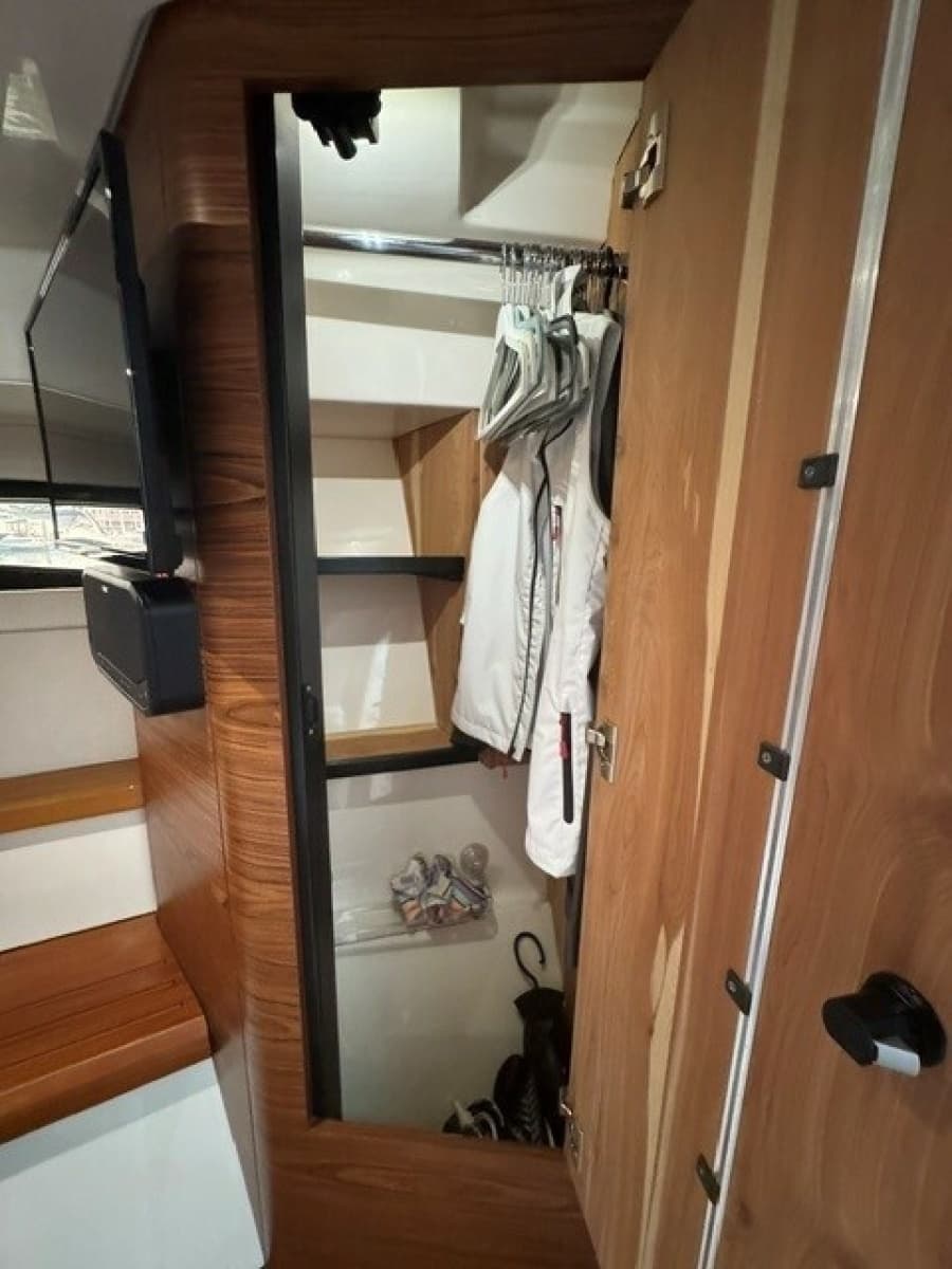 2021 Boston Whaler 405 Conquest
