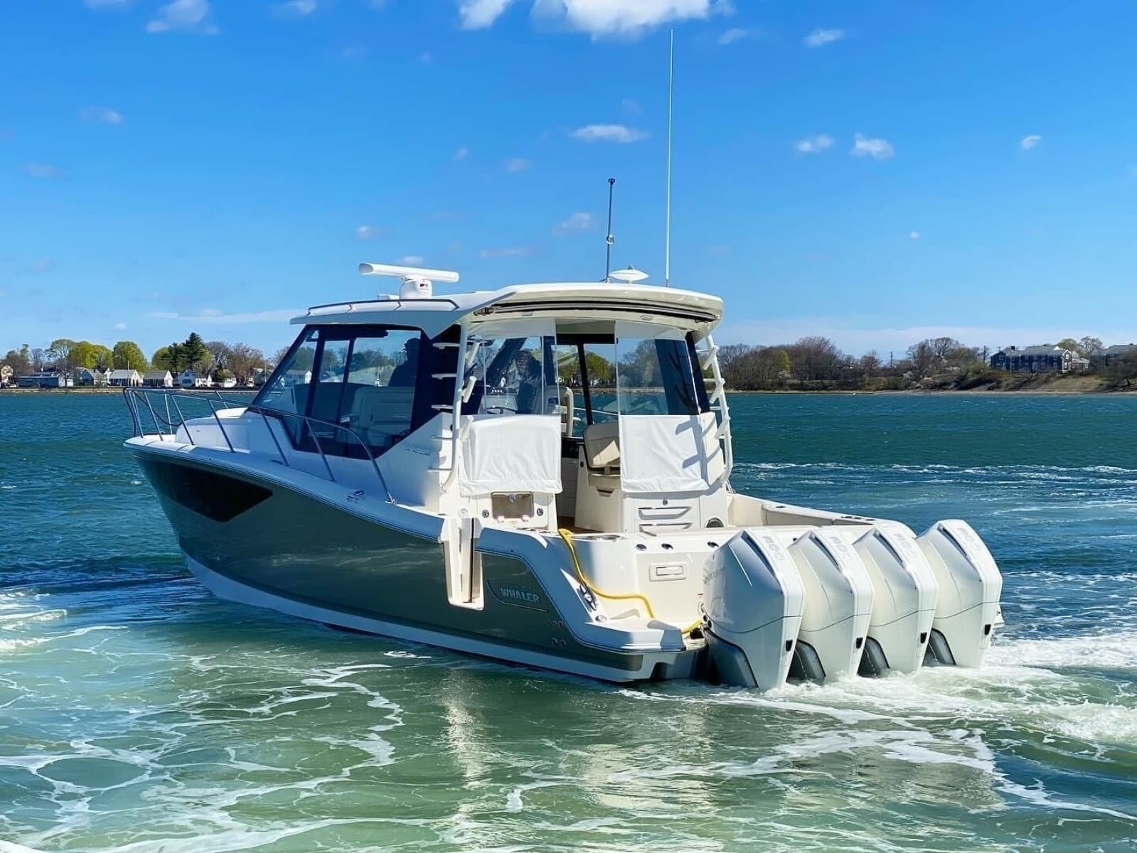 2021 Boston Whaler 405 Conquest