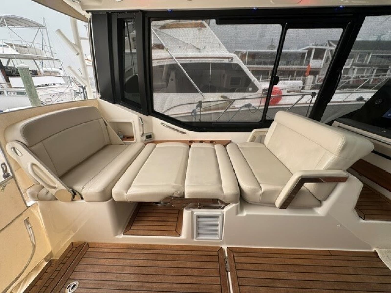 2021 Boston Whaler 405 Conquest