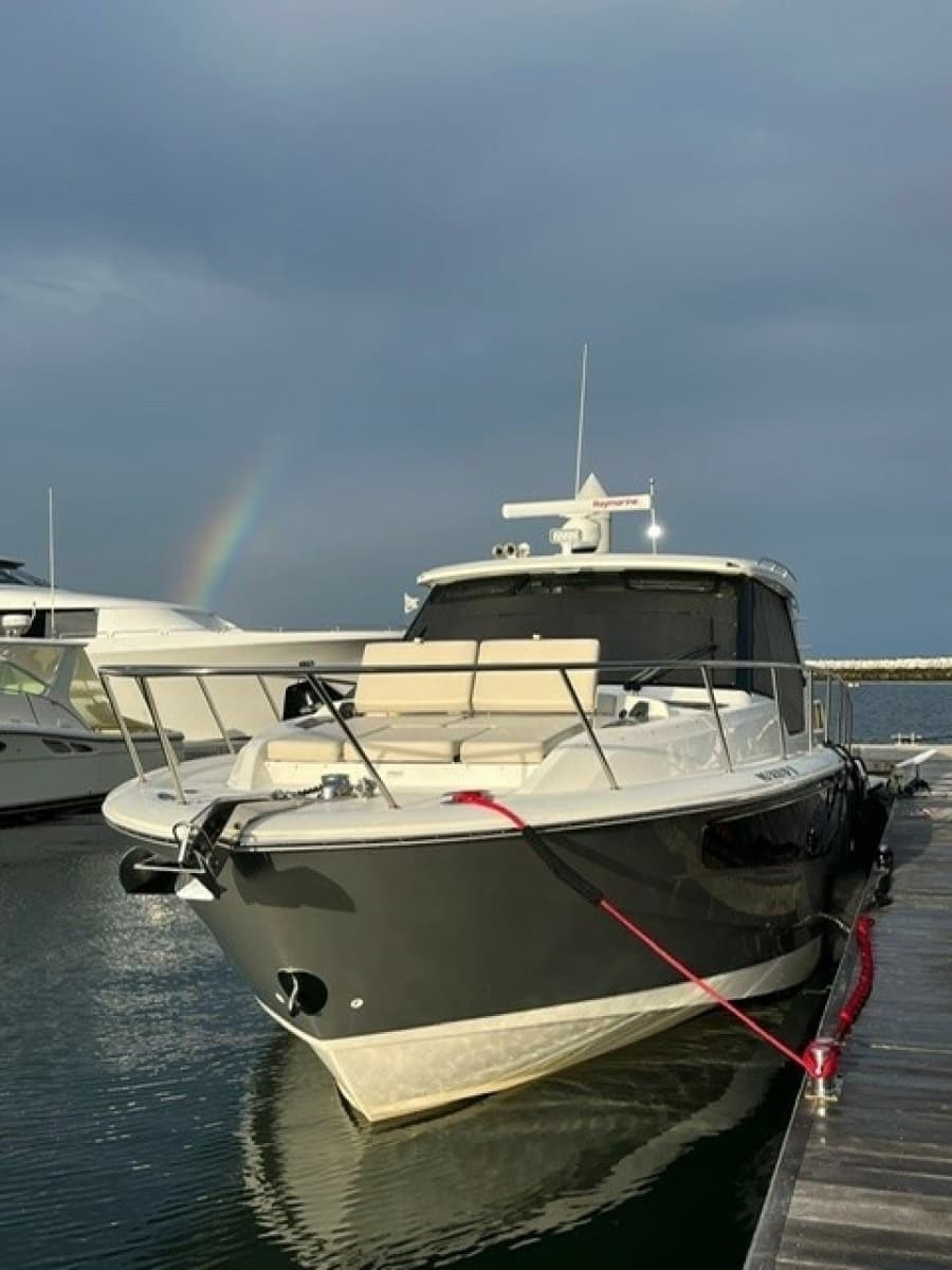 2021 Boston Whaler 405 Conquest