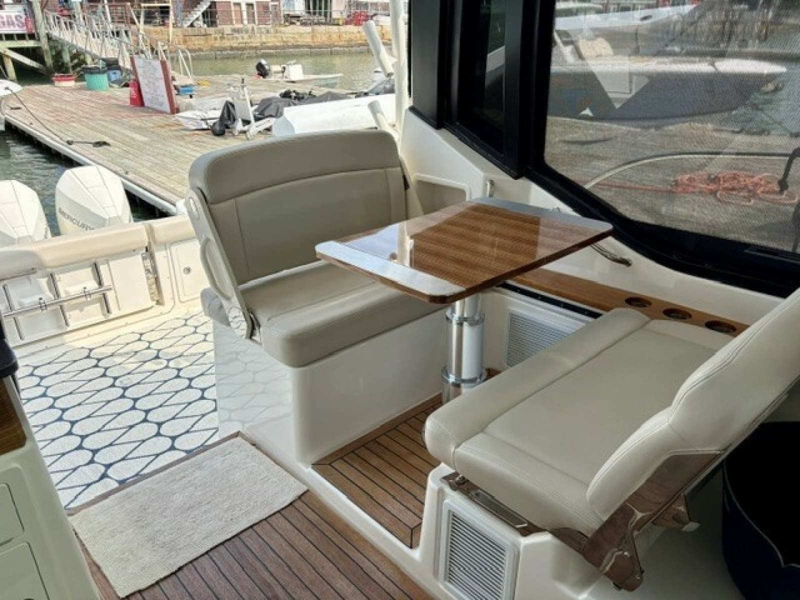2021 Boston Whaler 405 Conquest