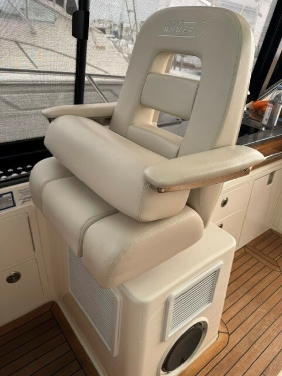 2021 Boston Whaler 405 Conquest