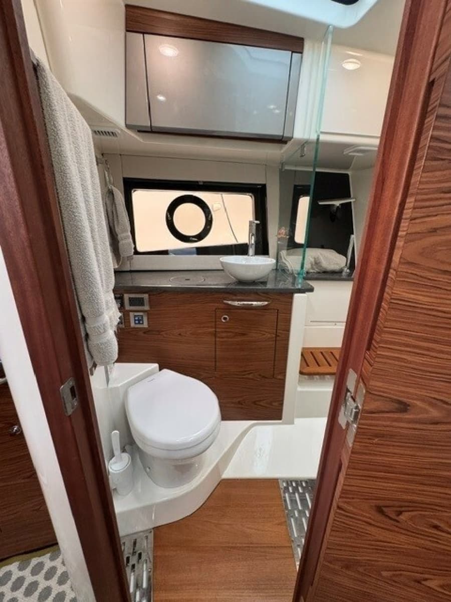 2021 Boston Whaler 405 Conquest