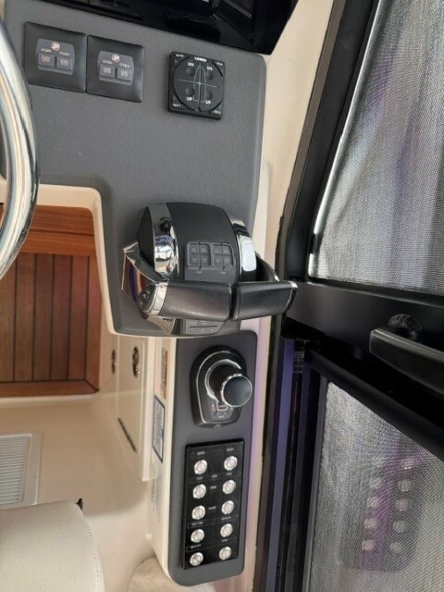 2021 Boston Whaler 405 Conquest