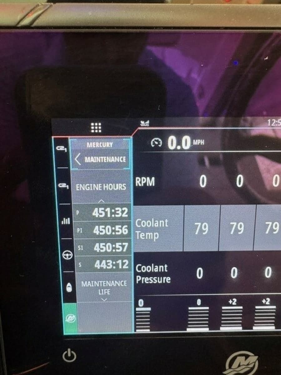 2021 Boston Whaler 405 Conquest
