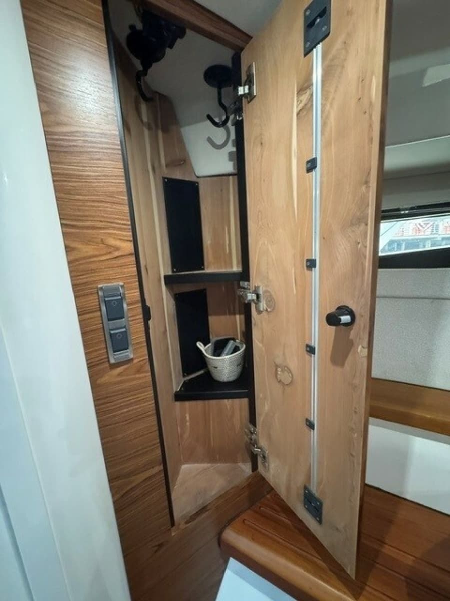2021 Boston Whaler 405 Conquest