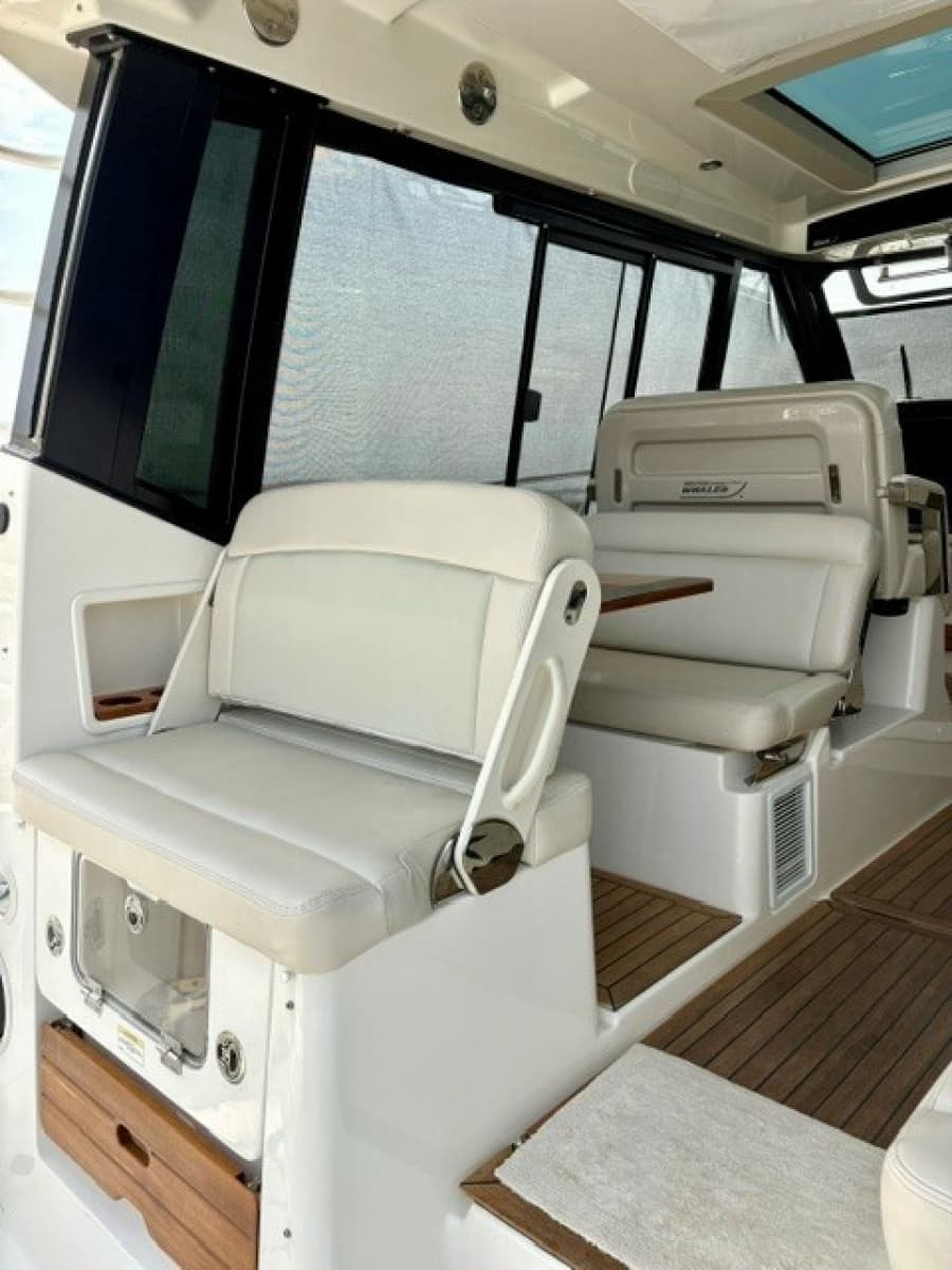 2021 Boston Whaler 405 Conquest