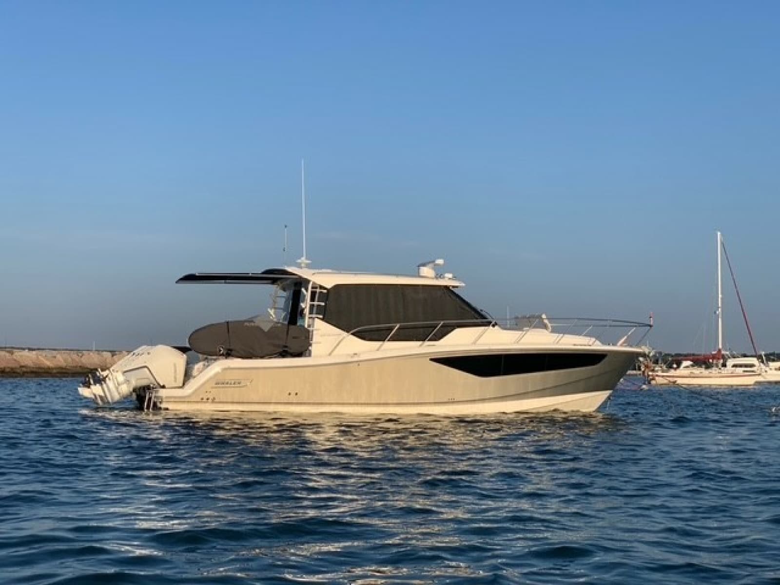2021 Boston Whaler 405 Conquest