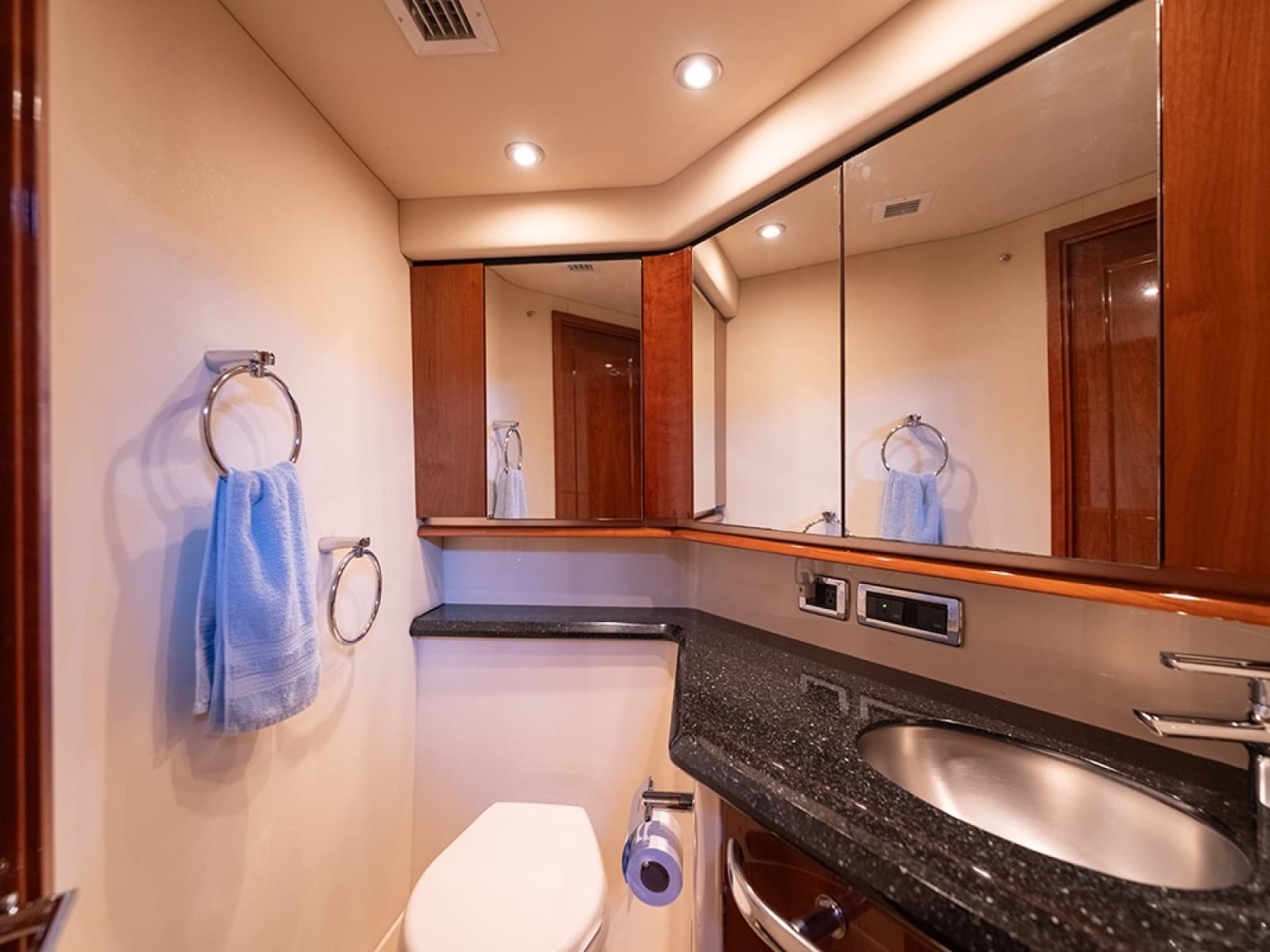Guest head with vanity sink