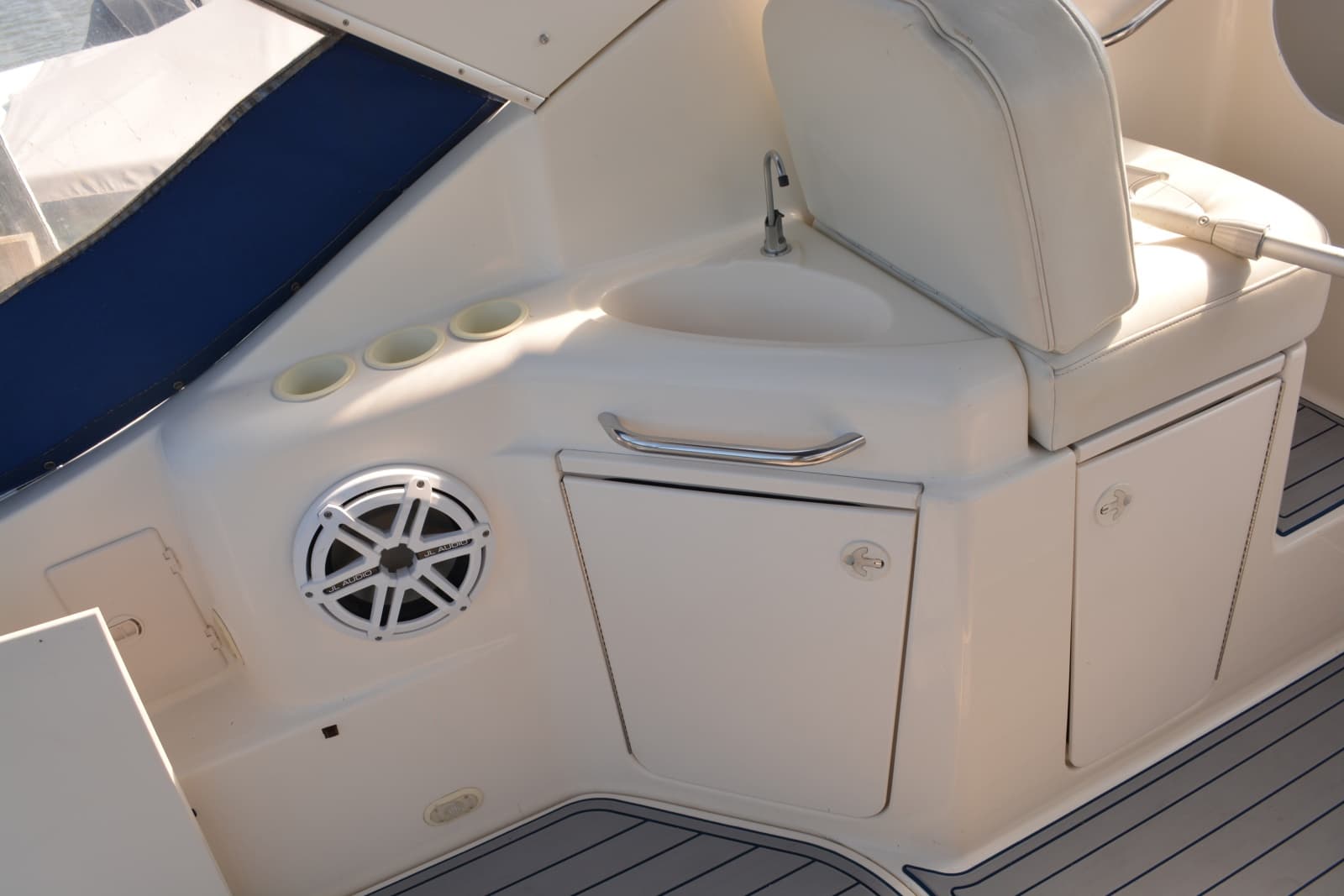 2004 Bayliner 305