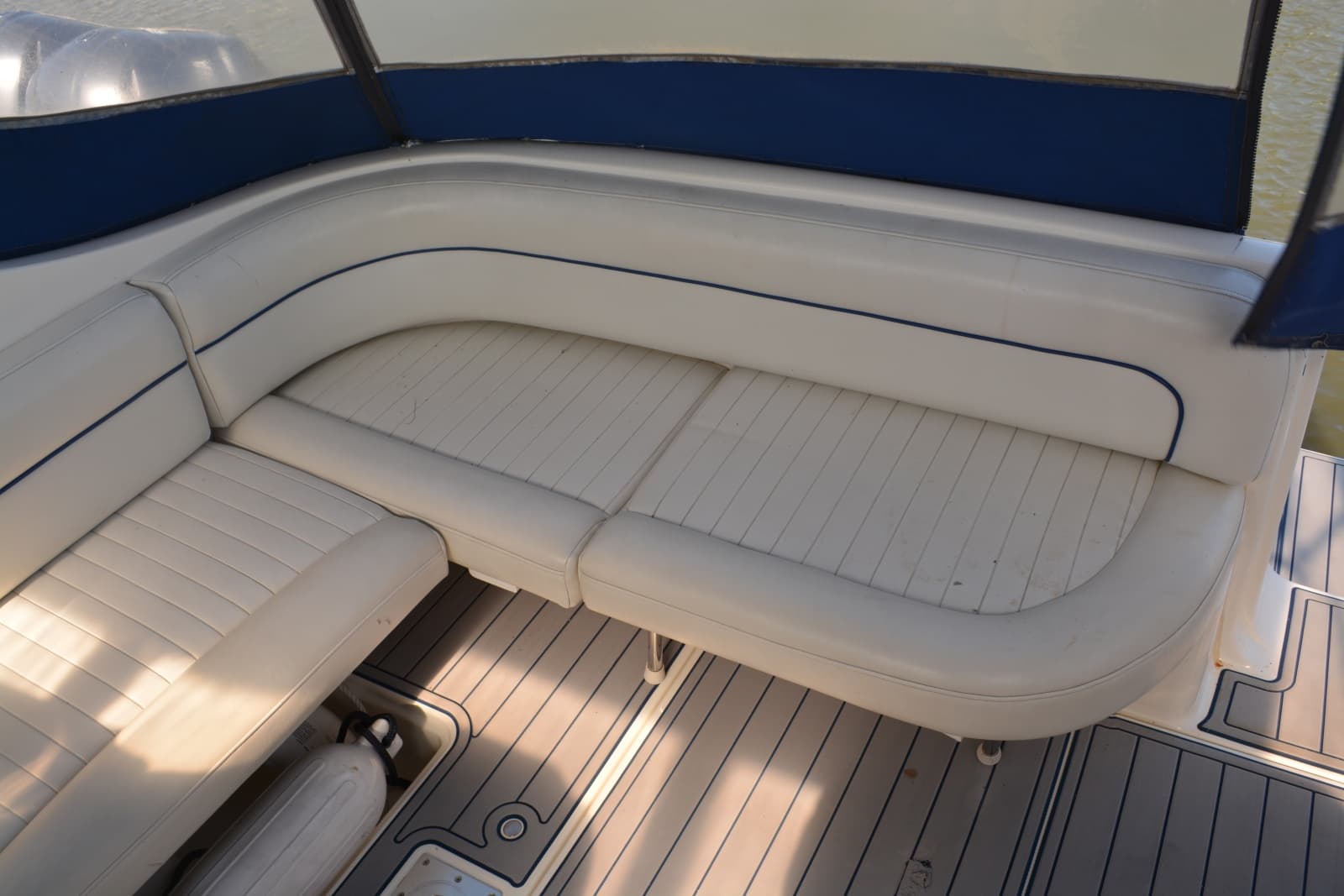 2004 Bayliner 305