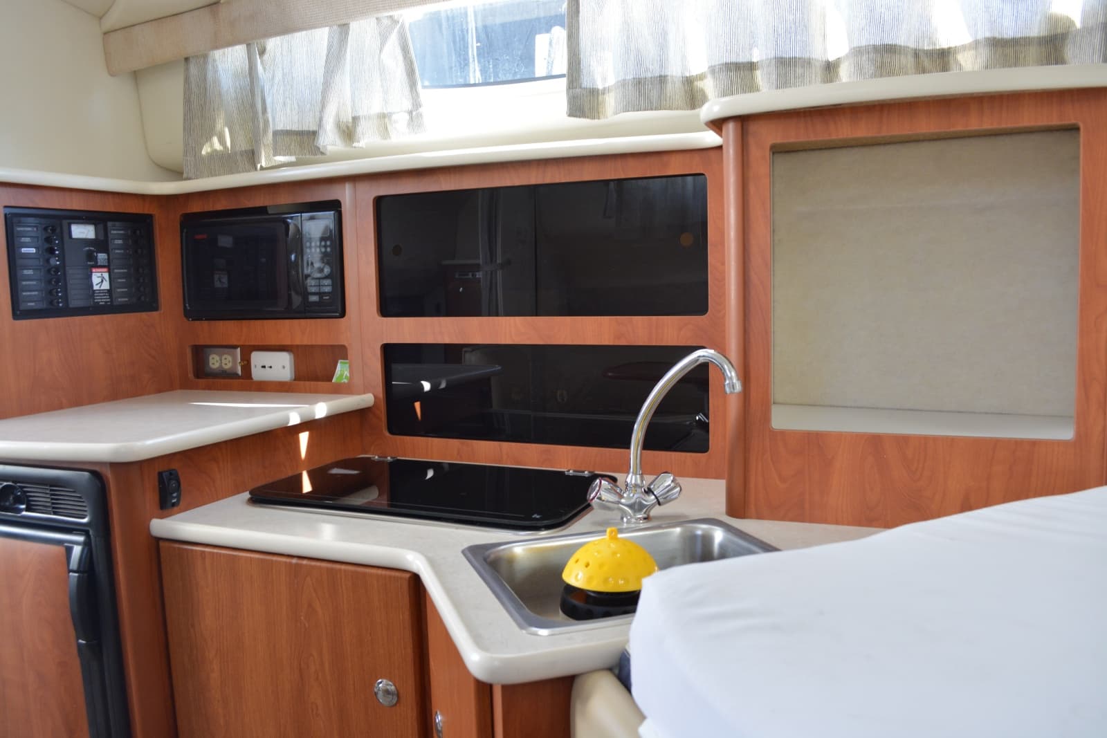 2004 Bayliner 305