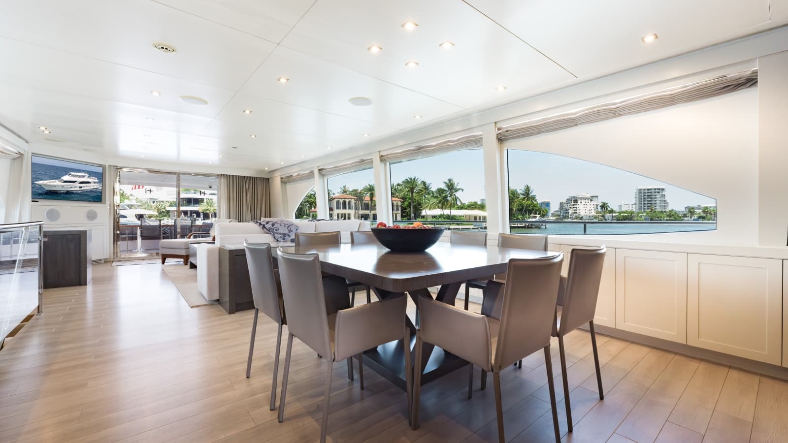 Salon Looking Aft