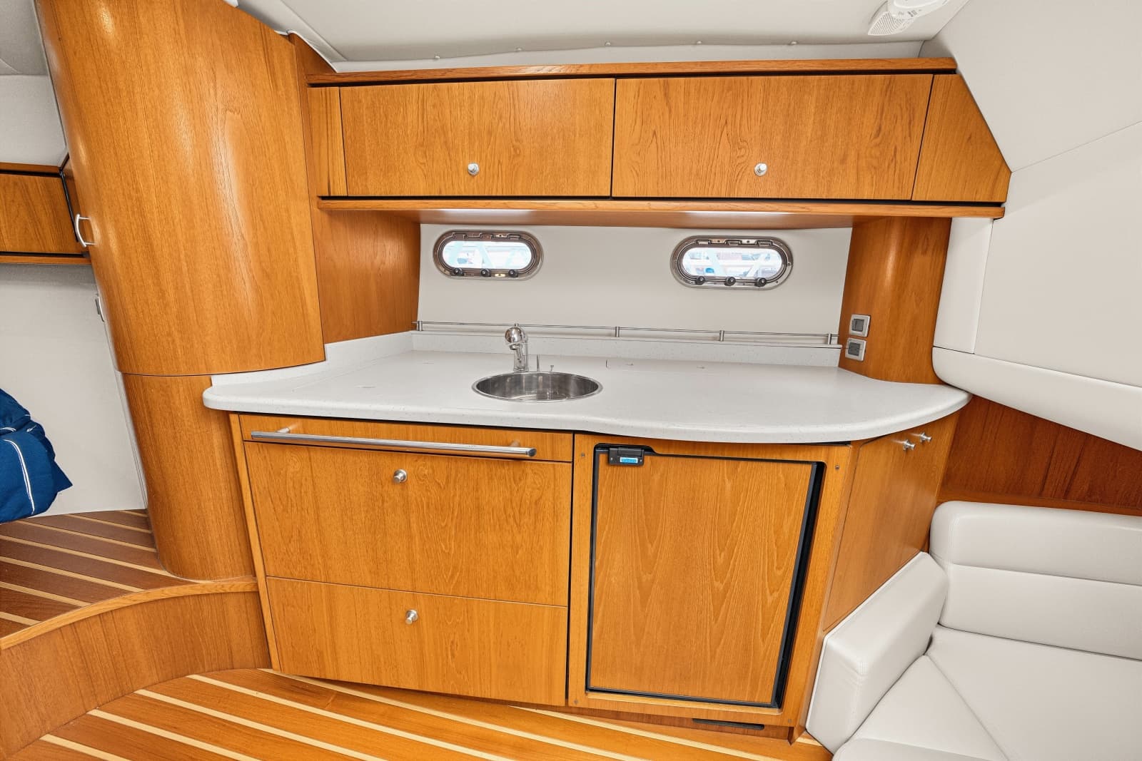 2011 Tiara Yachts 3500 Sovran LE