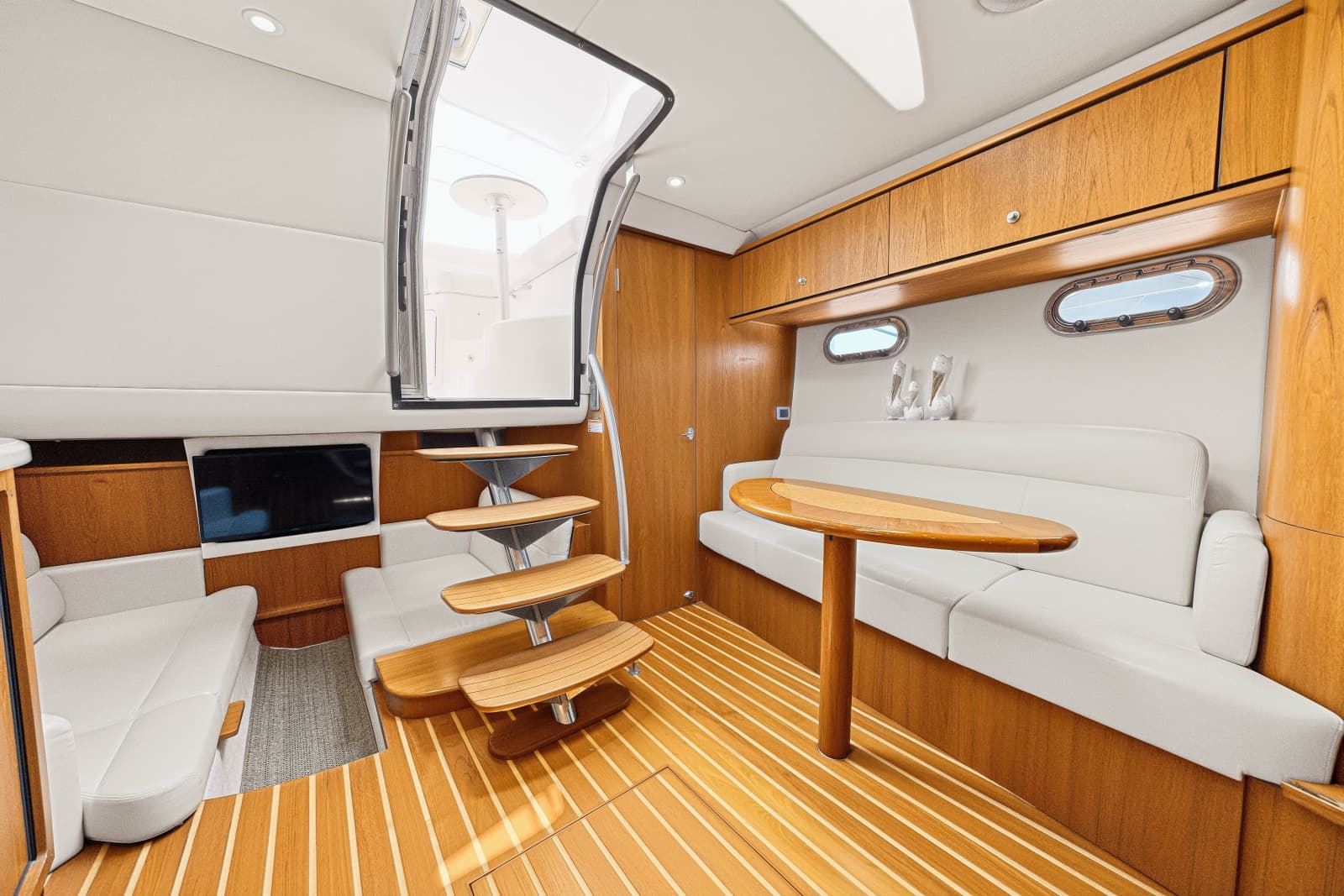 2011 Tiara Yachts 3500 Sovran LE