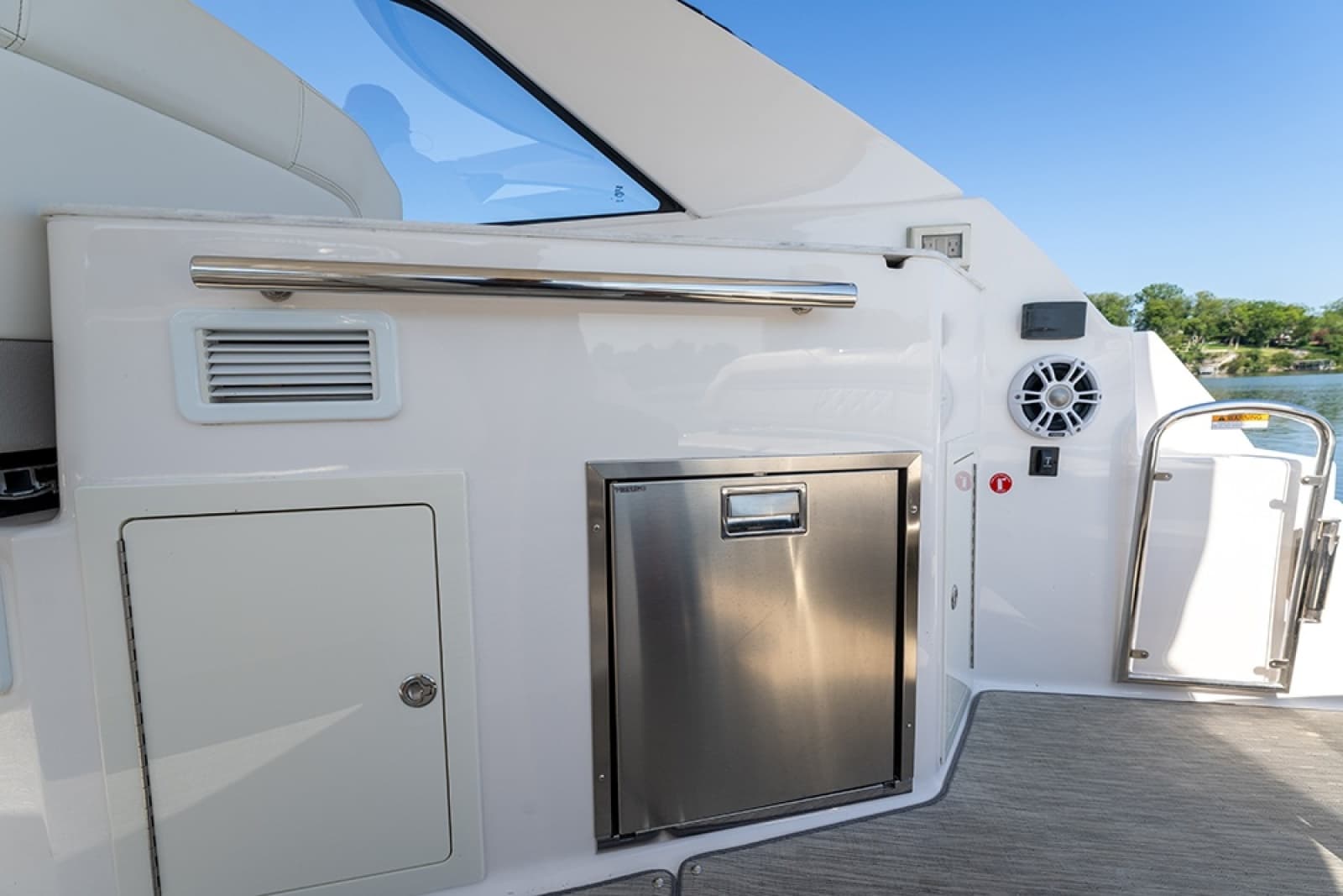 Cockpit refrigerator