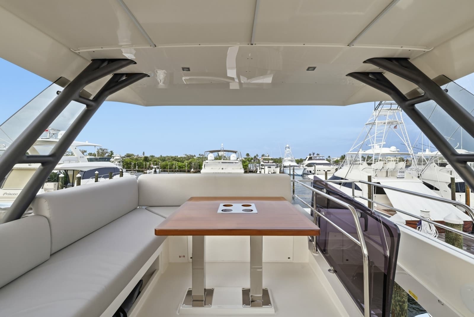 2023 Prestige 520 Fly