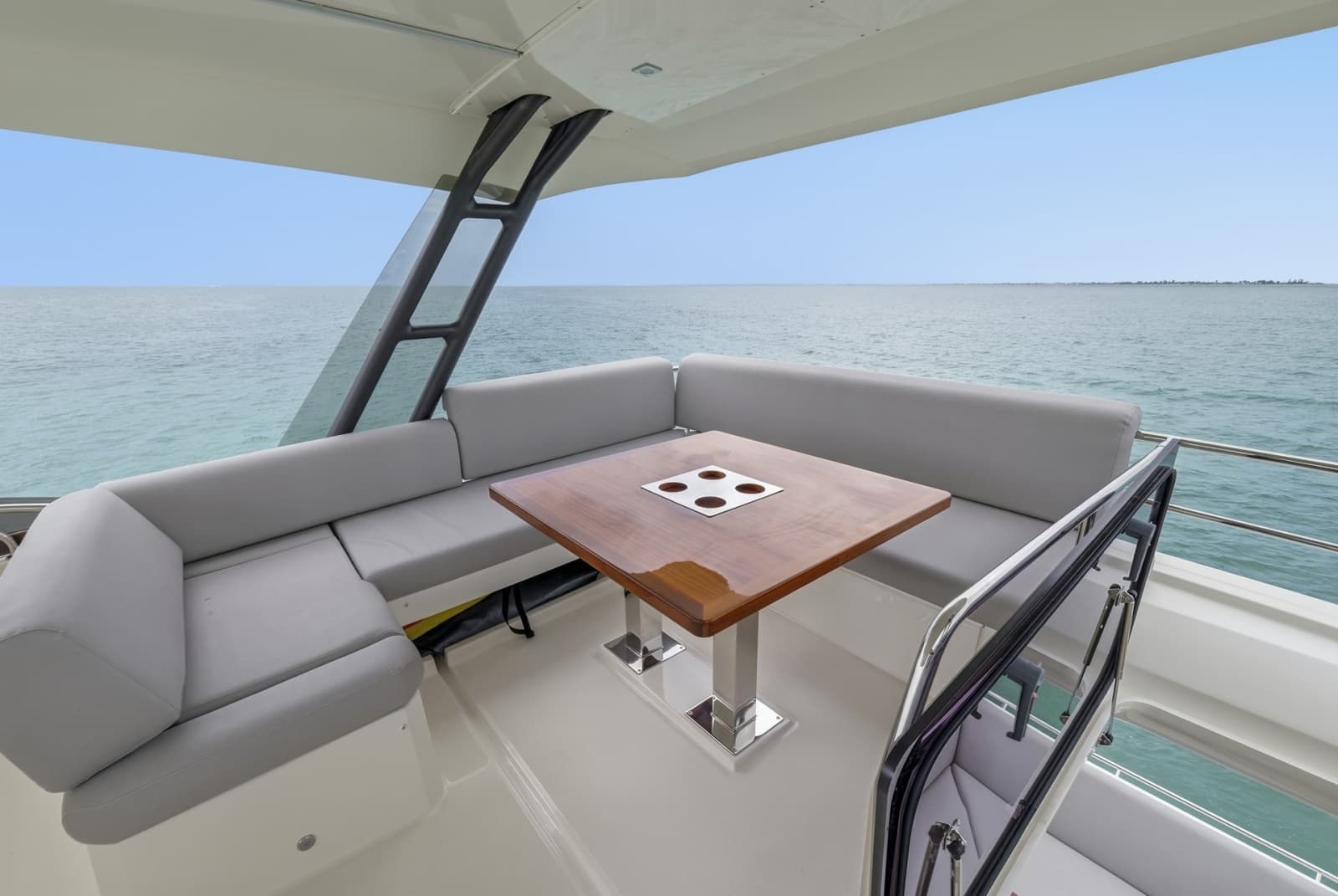 2023 Prestige 520 Fly