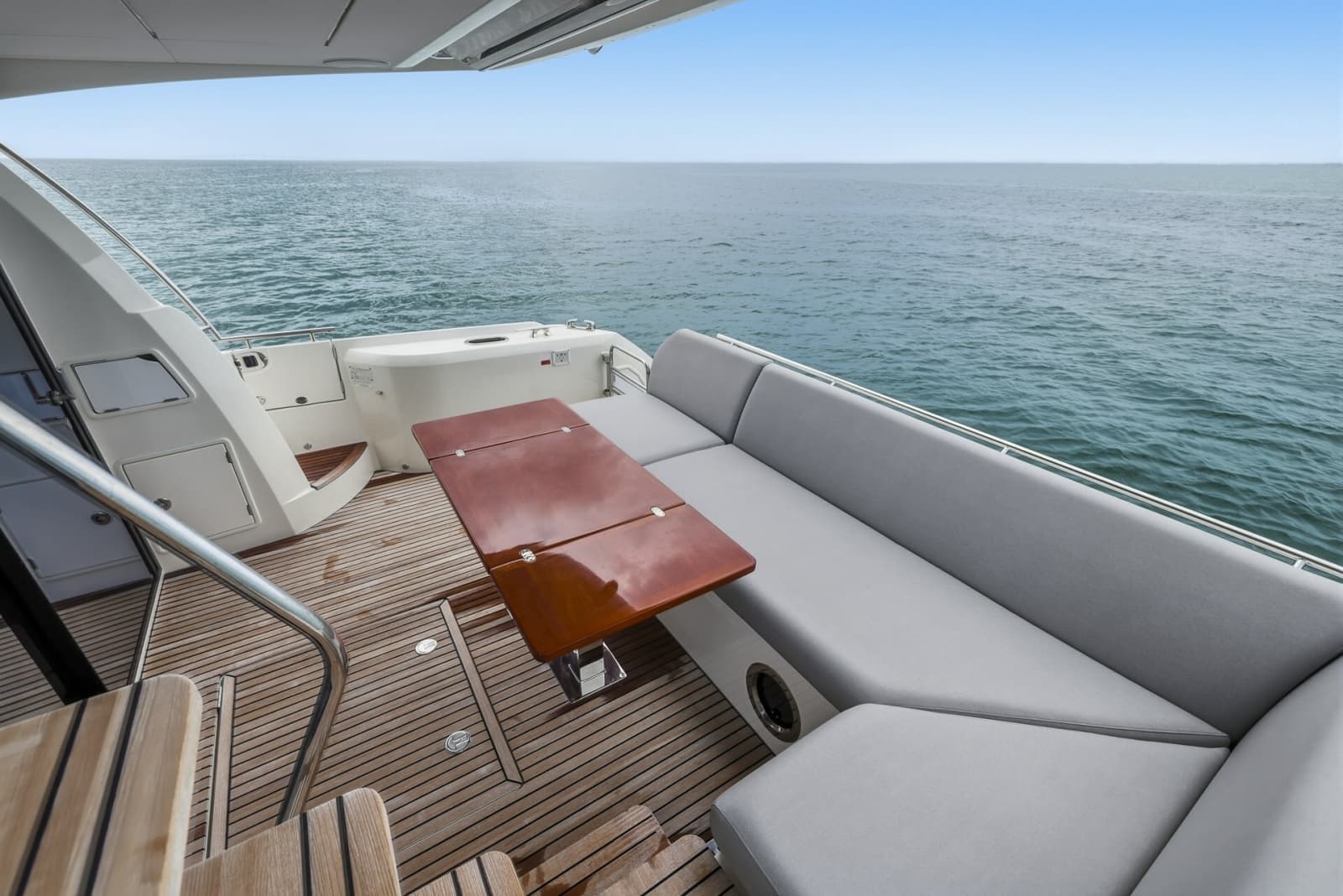 2023 Prestige 520 Fly