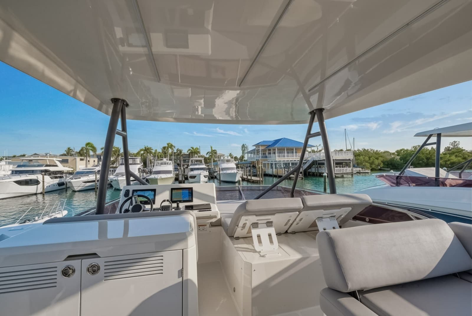 2023 Prestige 520 Fly