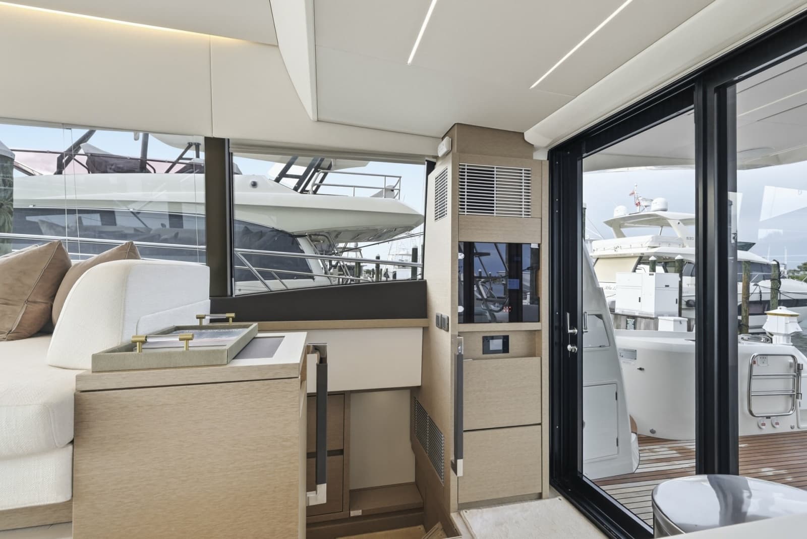 2023 Prestige 520 Fly