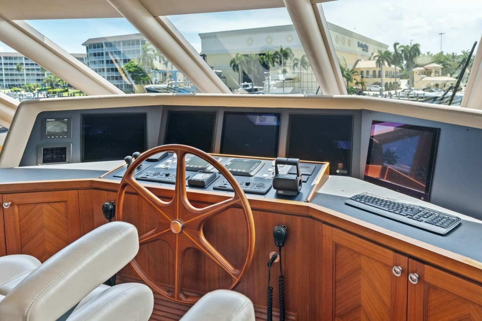 2012 Ocean Alexander 90 Skylounge