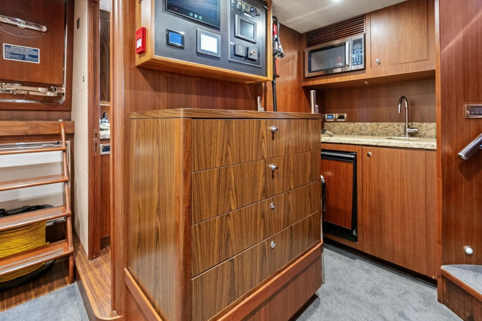 2012 Ocean Alexander 90 Skylounge