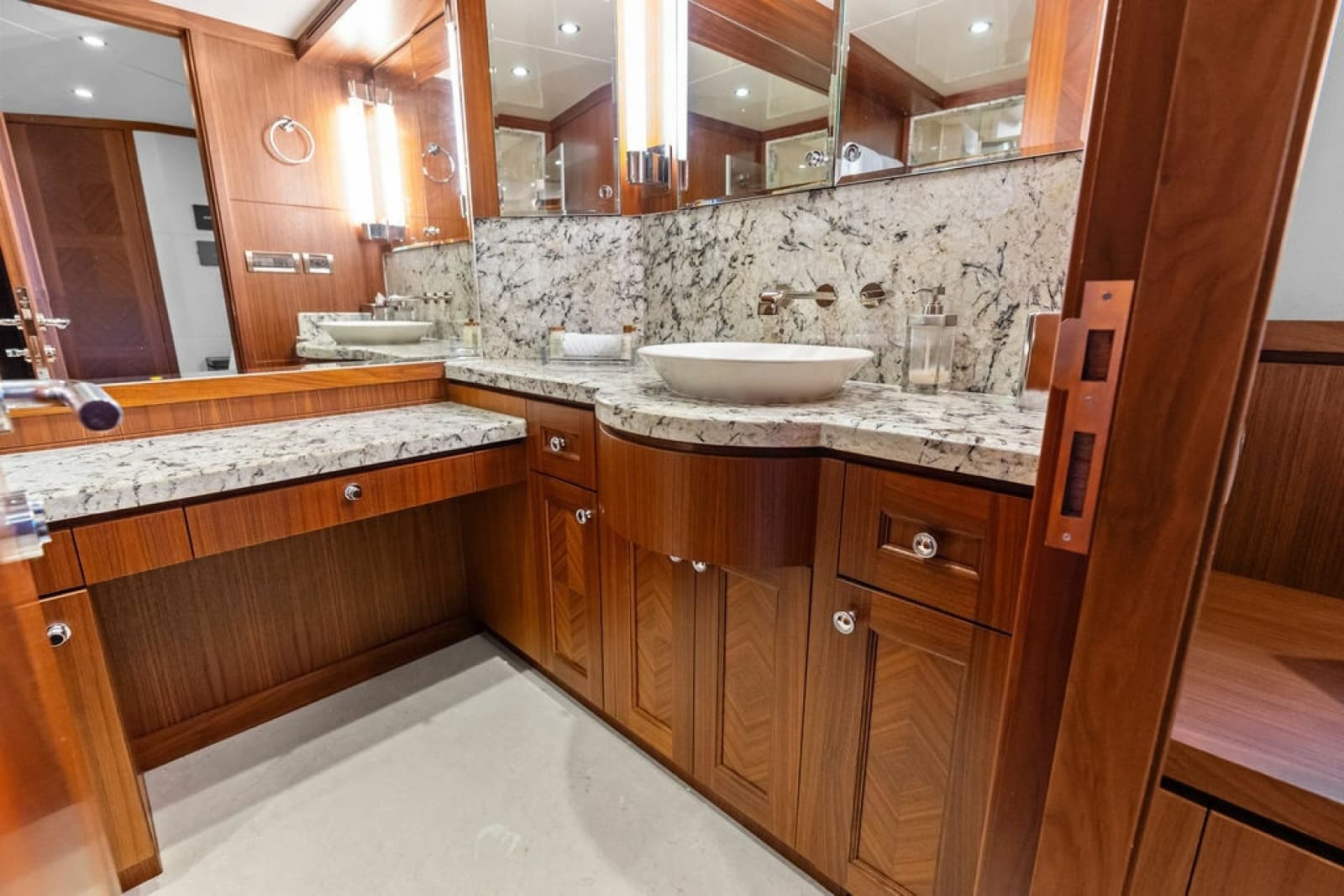 2012 Ocean Alexander 90 Skylounge