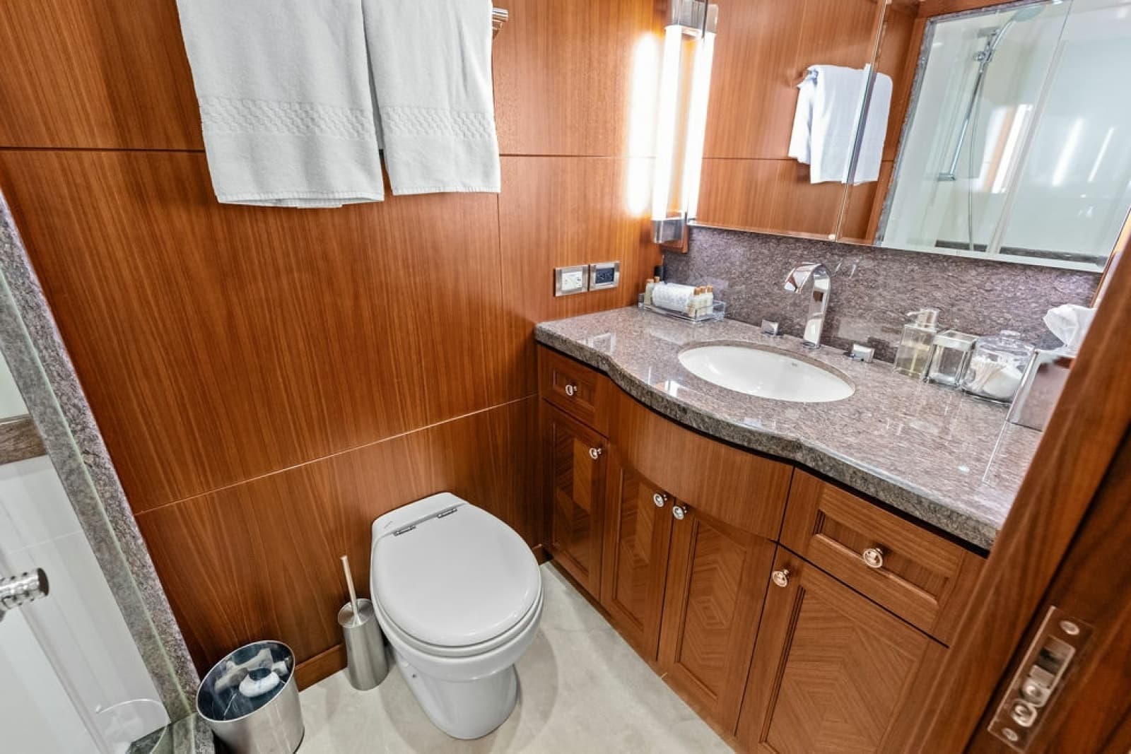 2012 Ocean Alexander 90 Skylounge