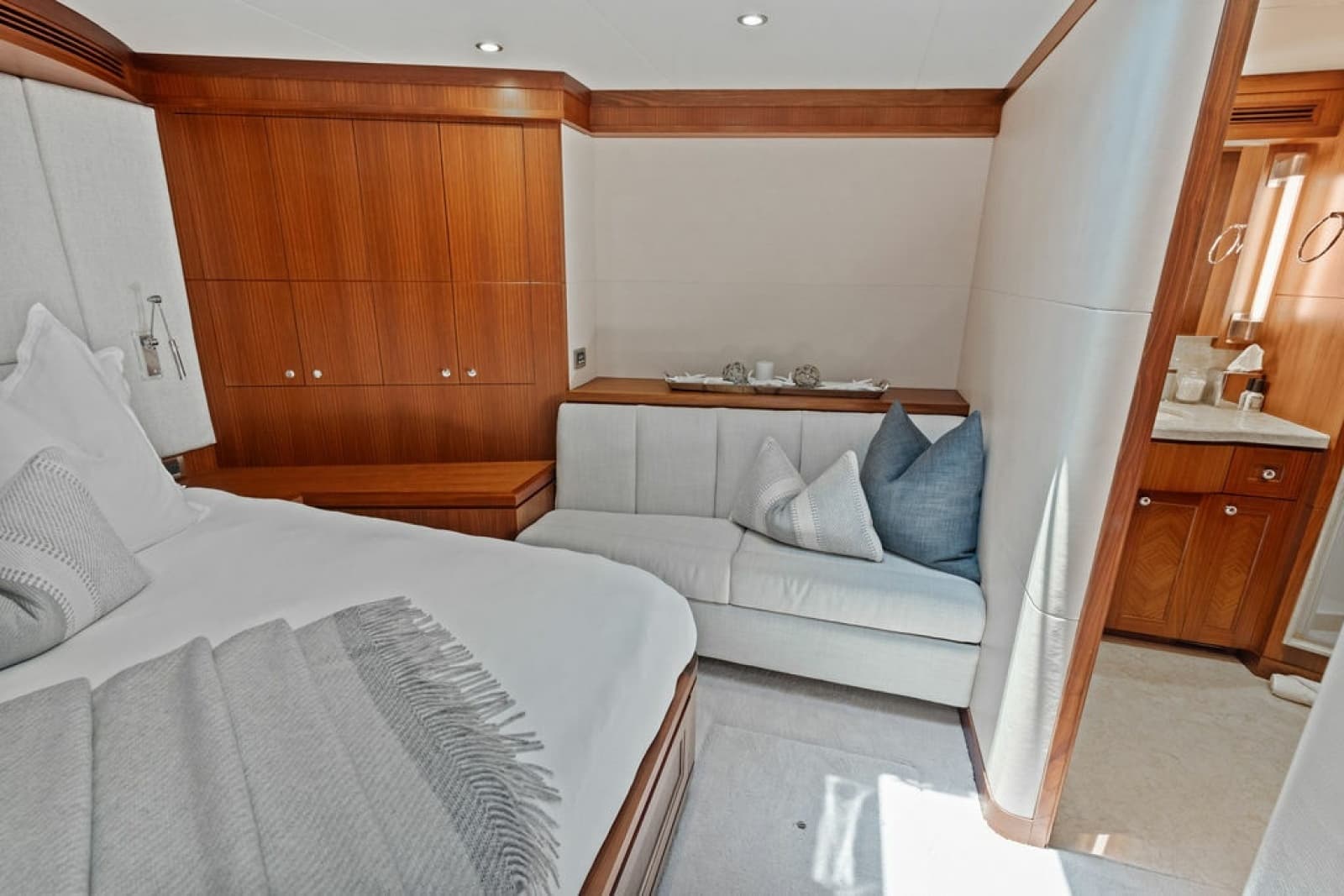 2012 Ocean Alexander 90 Skylounge