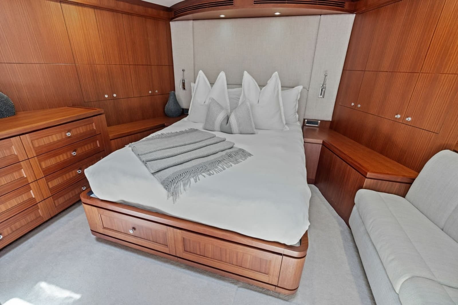 2012 Ocean Alexander 90 Skylounge