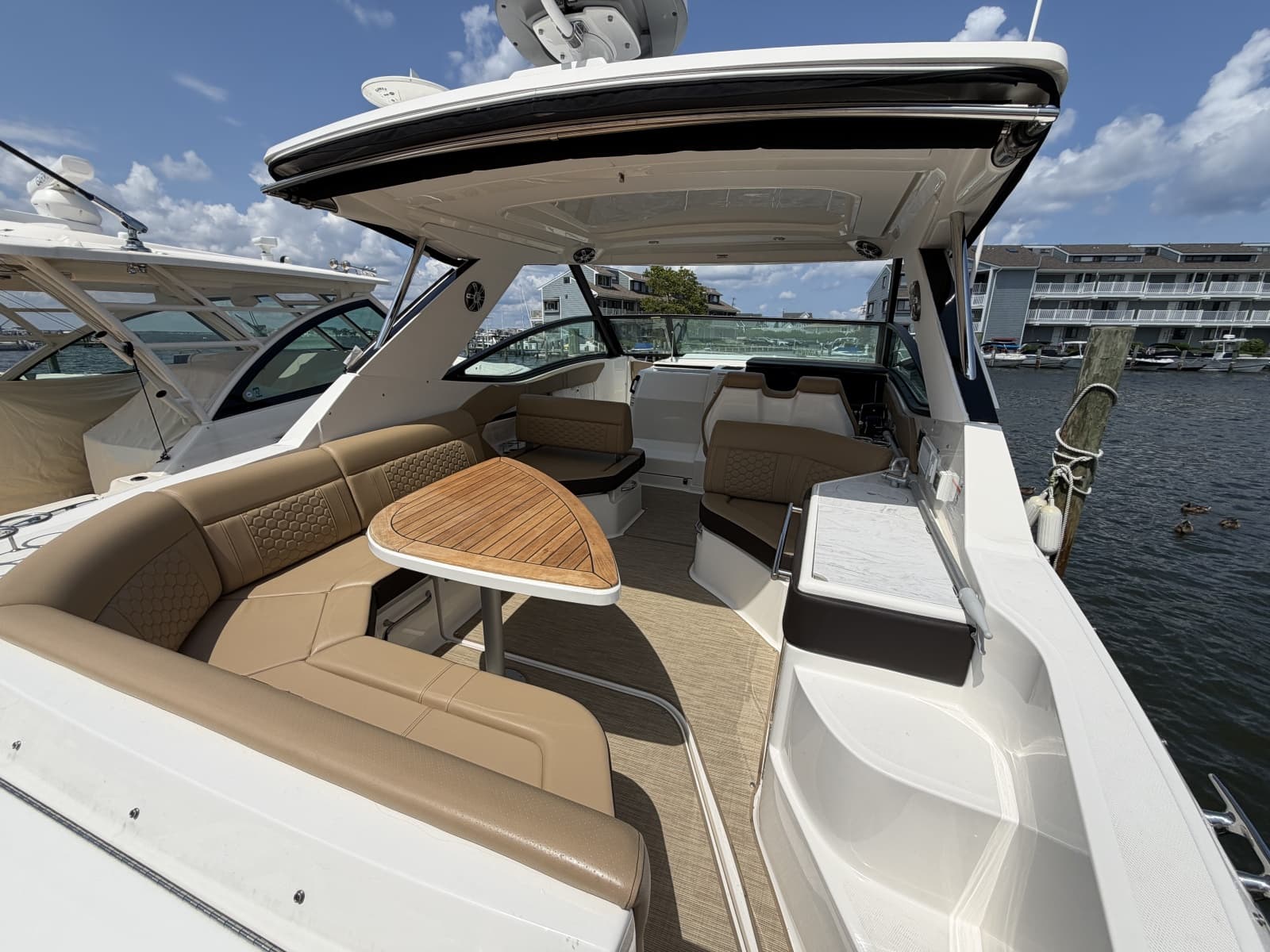 2025 Sea Ray 320 Sundancer OB