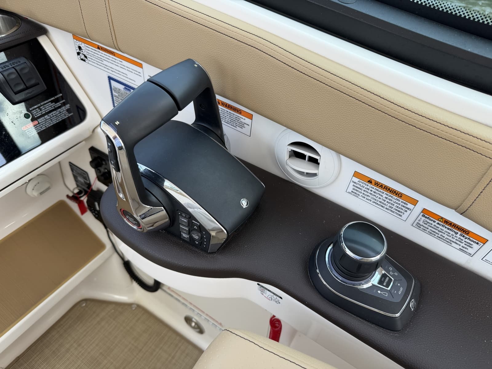 2025 Sea Ray 320 Sundancer OB
