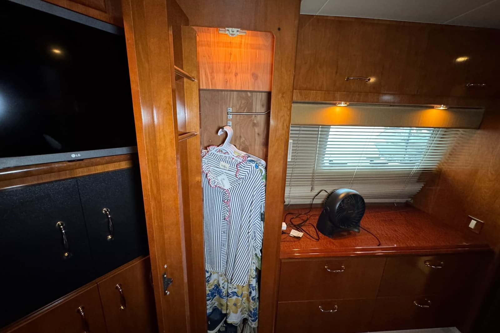 2004 Carver 466 Motor Yacht