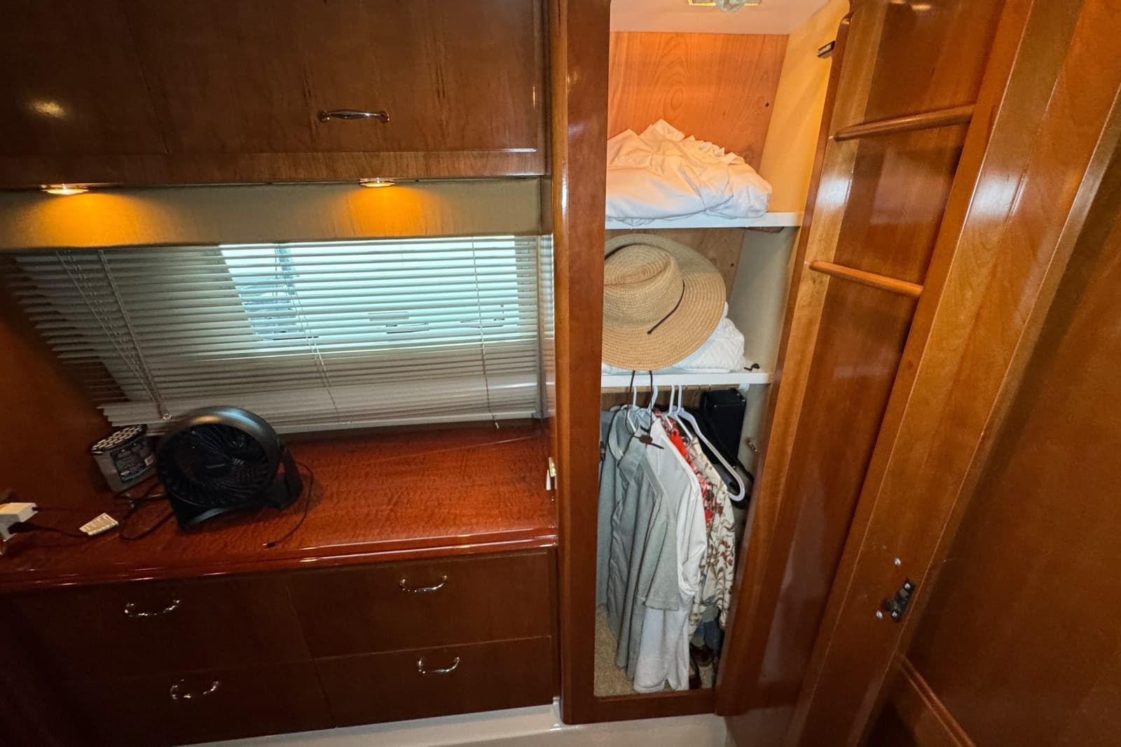 2004 Carver 466 Motor Yacht