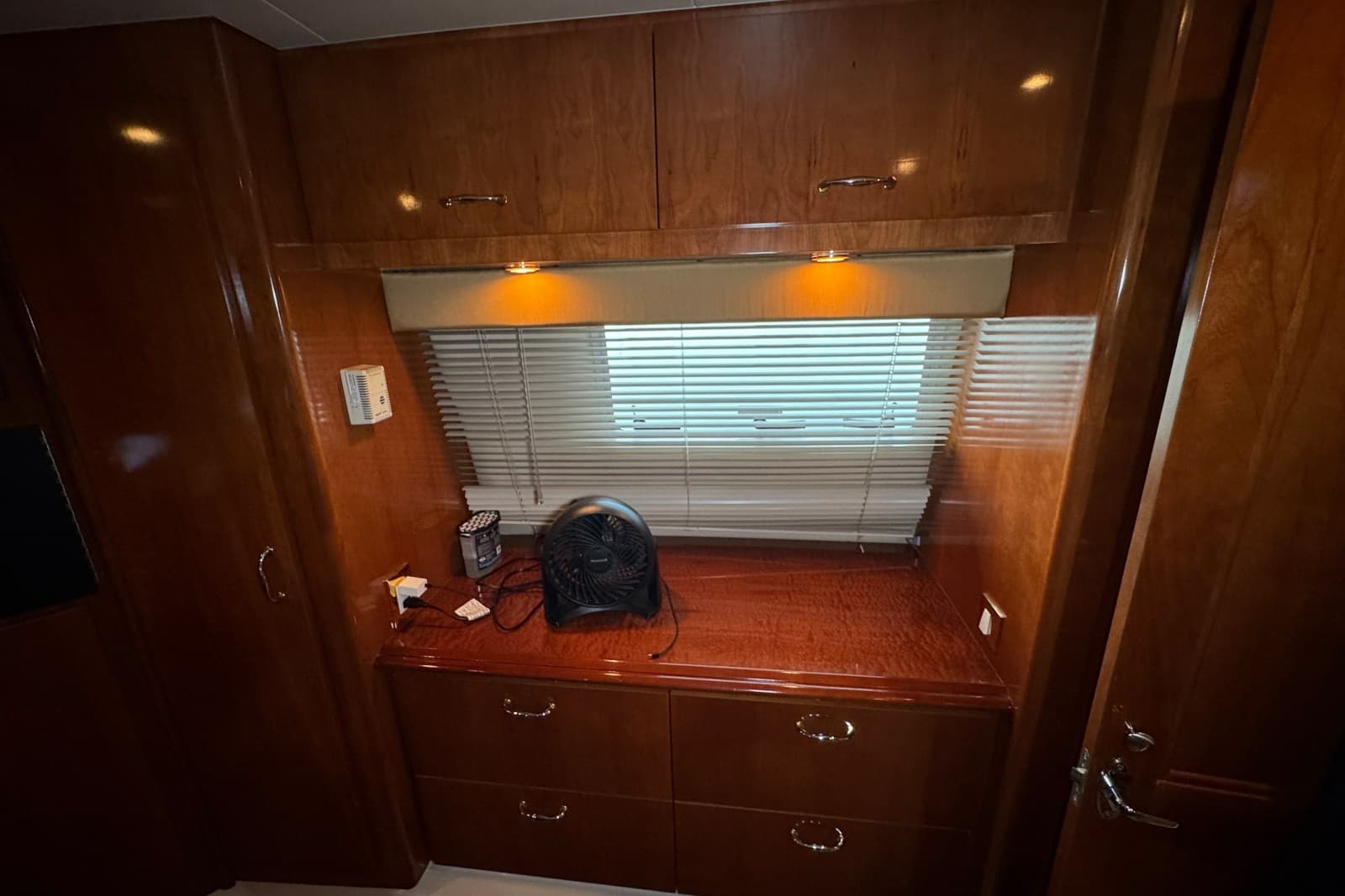 2004 Carver 466 Motor Yacht